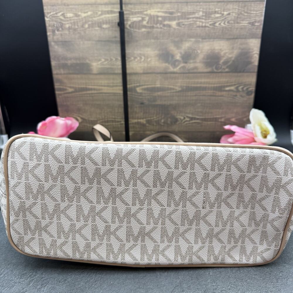 Michael Kors Jet Set Charm Large Vanilla Monogram Tote Bag Shoulder Purse - Picture 4 of 13